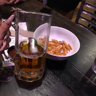 32 oz. w/ papas fritas