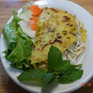 banh xeo (crispy turmeric pancake)