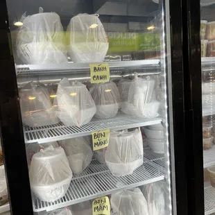 They label the meals by row with sticky notes