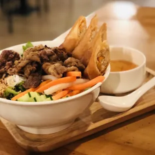 Bún thịt nớng chả giò