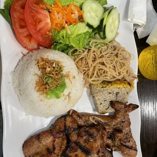 Broken rice with grilled pork