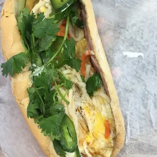 16. Banh Mi Jambon Pate Trung