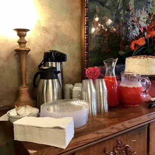 Coffee &amp; delicious punch! The color gapped to match the rest of our party decór!