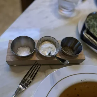 Seasalt, horseradish, pepper.