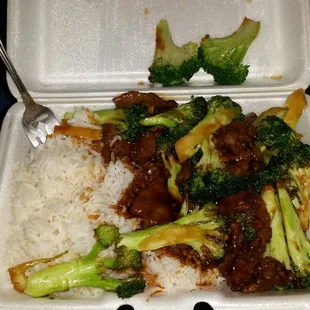 Beef with broccoli. This is the pint and it's more than enough.