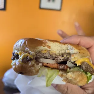 9$ CHEESE BURGER WITH EVERYTHING