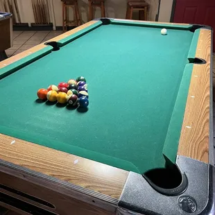 ows a pool table