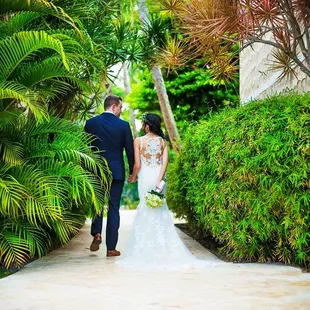 Destination weddings combine a wedding and honeymoon for an unforgettable memory.