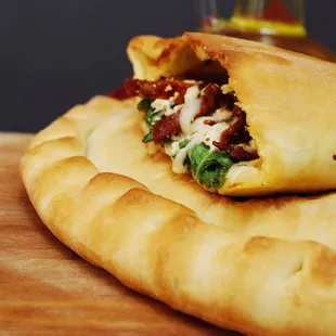 ows a close up of a pita sandwich