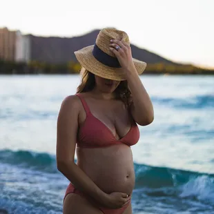 Maternity Shoot In Waikiki.  Diamond Head background.