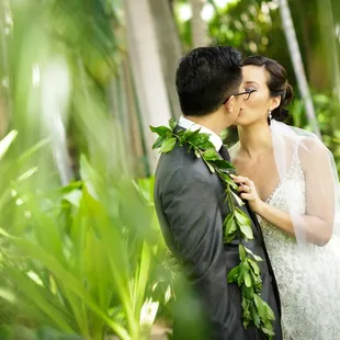 #halekoahotel #destinationwedding #nickpugayphotography #kiss #hawaiiweddingphotographer