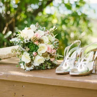 #turtlebayresort #destinationwedding #nickpugayphotography #details #bouquet #heels #hawaiiweddingphotographe­r #wedding