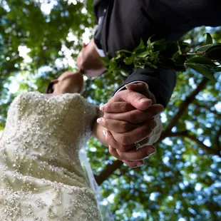 #halekoahotel #destinationwedding #nickpugayphotography #kiss #hawaiiweddingphotographe­r #brideandgroom