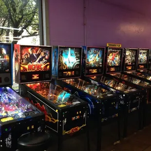 10 pinball machines. All made by Stern in the last few years. :-D 20 cents/game with a $3.25 admission.
