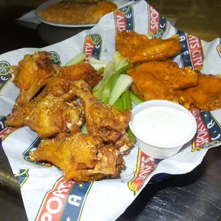 chicken wings and fried chicken, bbq chicken, fried chicken wings, bbq wings, food, poultry, fried chicken, chicken, chicken wings