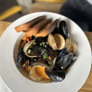 1 lb. Steamed Mussels