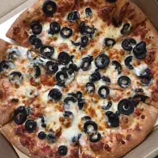 Individual thin crust pizza w black olives