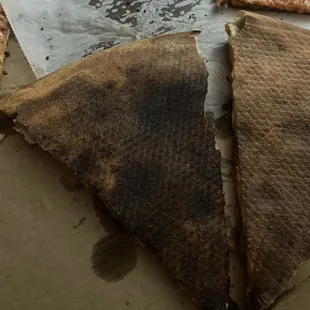 Waited 2 hours for a burnt cold pizza. Over an hour passed the original delivery time. Cannoli might the only saving grace right now.