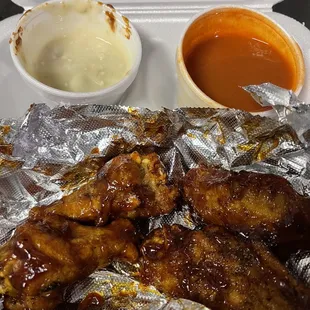 10 BBQ wings ; blue cheese &amp; hot on side .