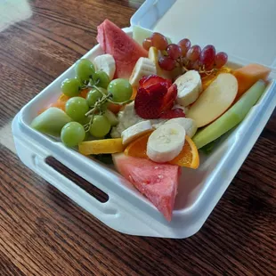 Fresh fruit plate with cottage cheese (togo)