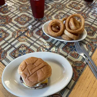 Cheeseburger with onion rings