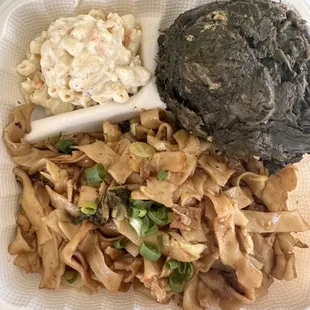 Chow funn, Lau Lau, Mac salad