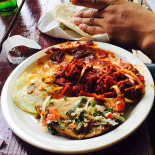 Chile Colorado, tacos Fritos, huevos fritos