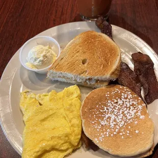a plate of breakfast foods