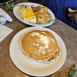 Bacon omelet with hashbrowns &amp; cakes