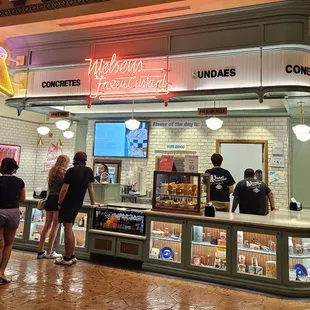 Front/Ordering-Eating area