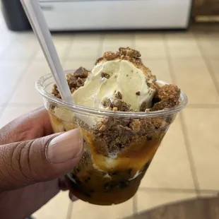 Vanilla custard Reese&apos;s pieces Oreo and caramel