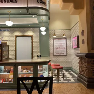 ws the inside of a restaurant