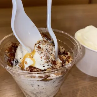 Oreo cookie w/ Carmel &amp; pecan &amp; vanilla custard