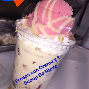 Fresas con Crema &amp; 1 Scoops ofStrawberry Nieve