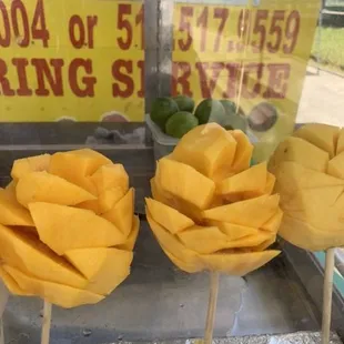 Fruta fresca mangos en palo y mucho mas gracias