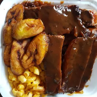 Ribs with sweet BBQ sauce, mac n cheese and plantains