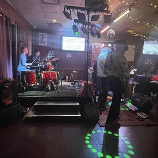 Live music on Thursday&apos;s, fridays, and Saturday&apos;s