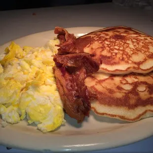 The 2-2-2 (2 eggs /2 pancake/2 bacon)