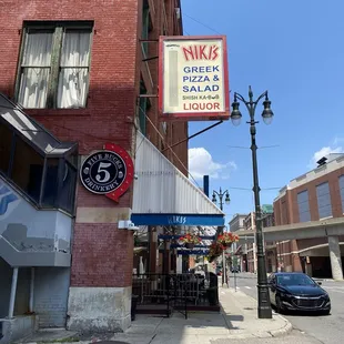 Store front/sign for Niki&apos;s