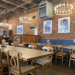 Inside of Niki&apos;s