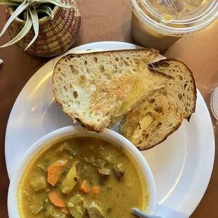 Carrot Curry (V) and grilled cheese