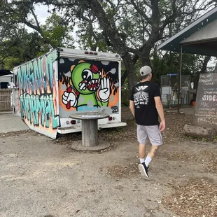 Mozzy up to the food truck to order food.