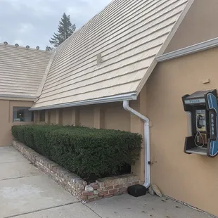 When I walked from the parking lot to the front entrance... is that a pay phone?