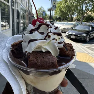 Brownie sundae
