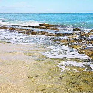Lots of shallow areas created by the rocks for kids to play in  (Diamond Head in the distance)