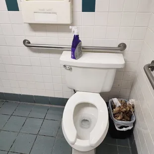 No seat covers, full trash, bad smell, not clean.