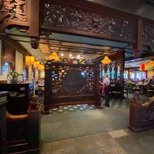 Lobby area looking into the restaurant.