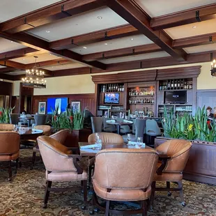 Nineteen @ TPC Sawgrass dining room. Very comfortable seating.