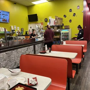 the interior of a fast food restaurant