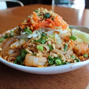 Shrimp Pad Thai | Instagram: slimthiccarbs